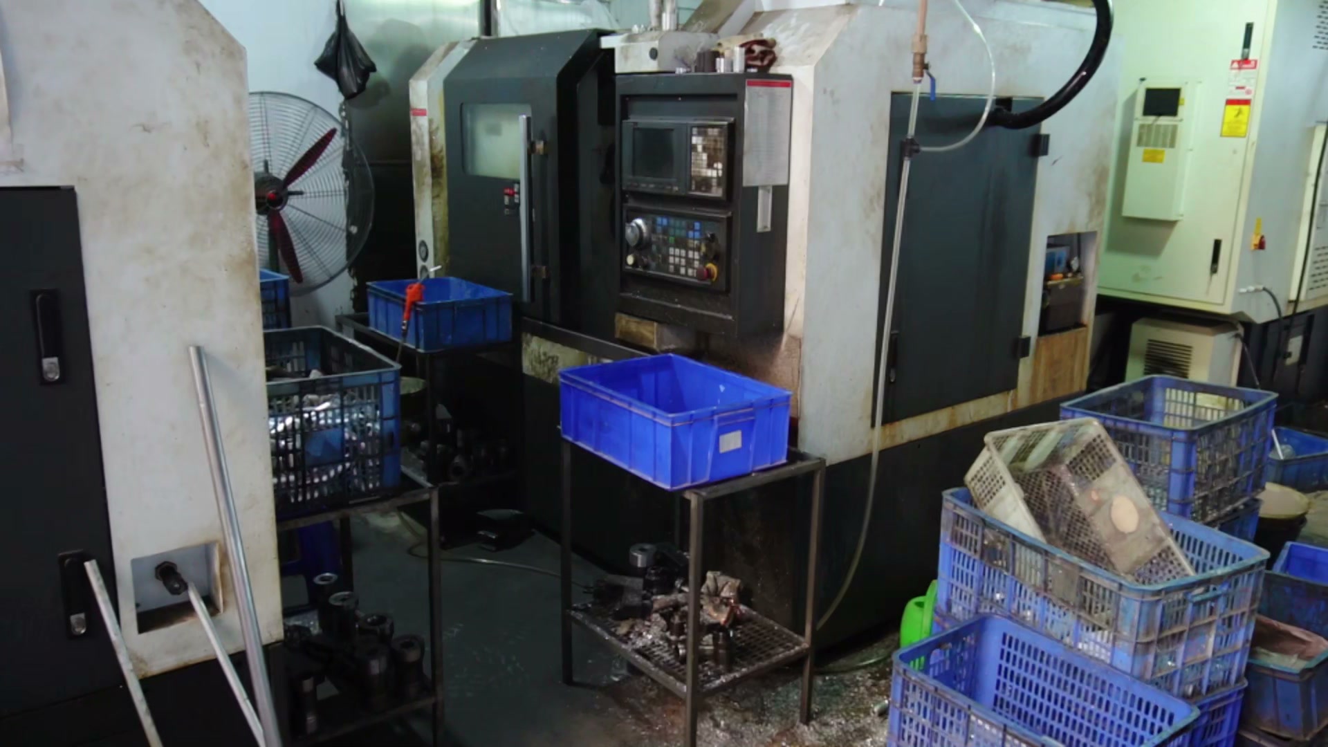 Enclosed computer-controlled machining equipment